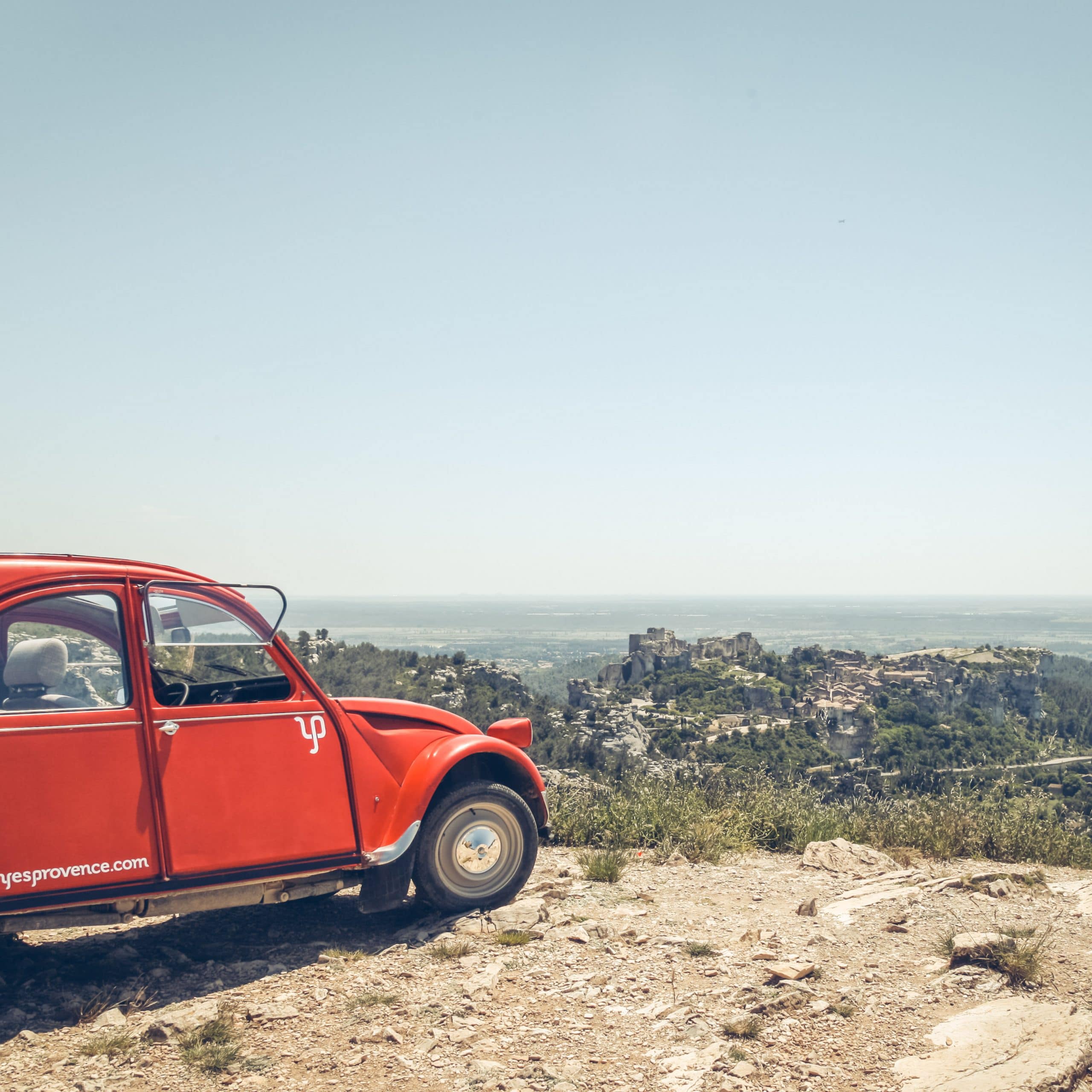 les baux de provence 2cv rouge - yes provence-2