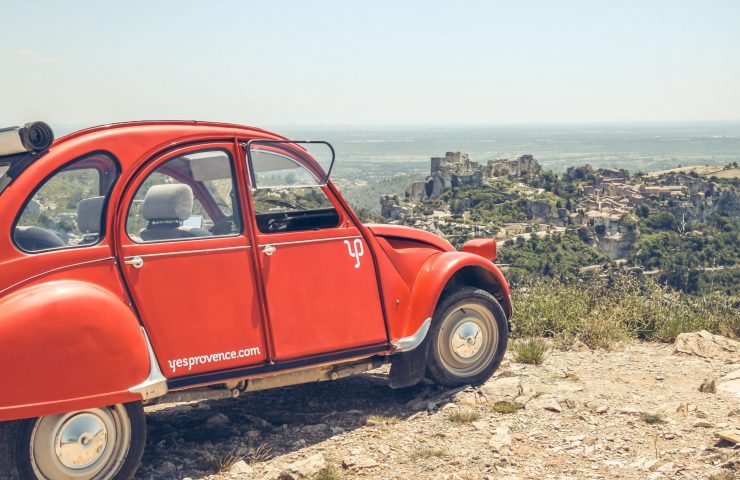les baux de provence 2cv rouge - yes provence-3