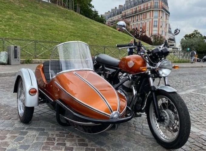 Visite insolite de Montmartre en side-car sur le thème Vice & Violence