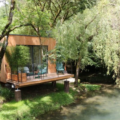 Confort raffiné, environnement naturel et design contemporain dans les cabanes du Domaine Pont Roche en Bourgogne.