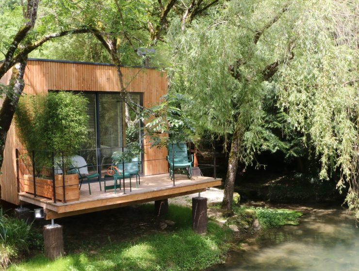 Confort raffiné, environnement naturel et design contemporain dans les cabanes du Domaine Pont Roche en Bourgogne.