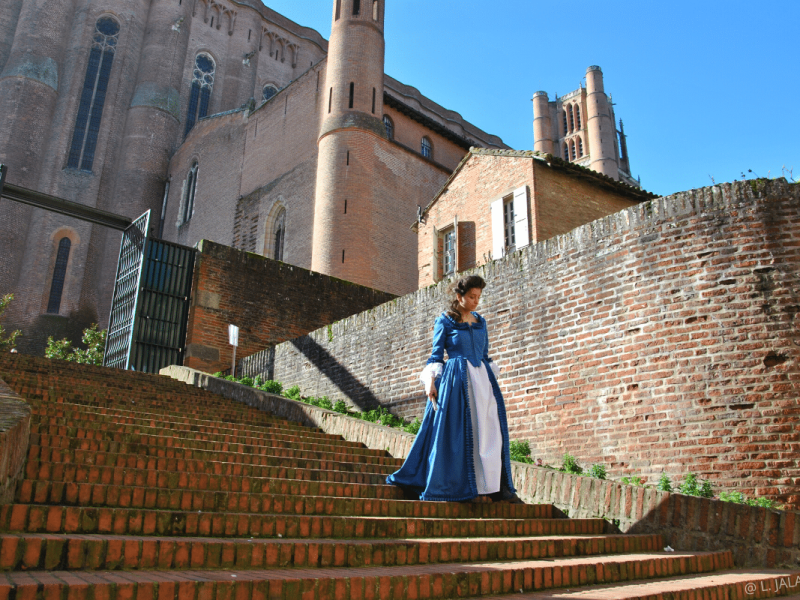 visite insolite Mme de Lapérouse devant la cathédrale d'Albi