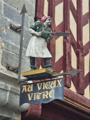 perpete_les_oies_travel_planner_organisateur_voyage_blog_voyage_visite_de_vitre_bretagne_ille_et_vilaine_enseigne_boutique enseigne de boutique à Vitré