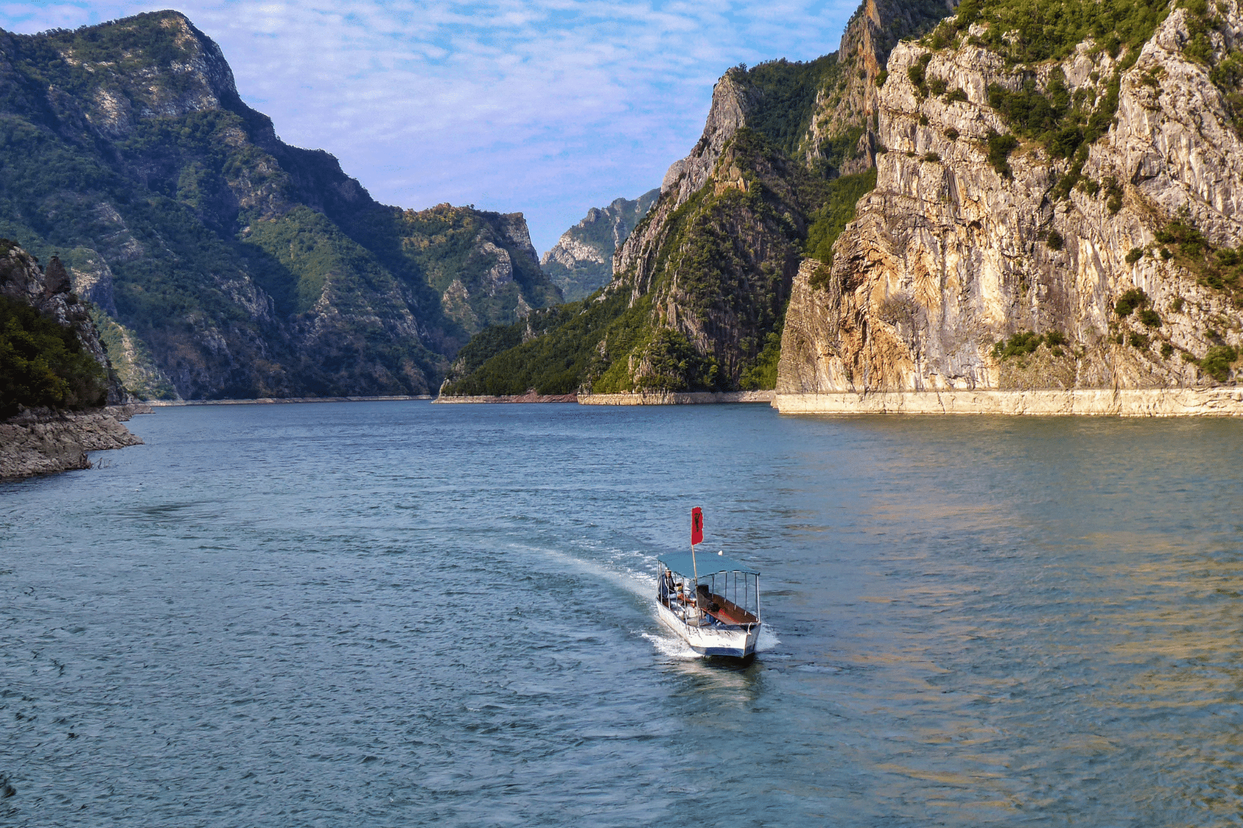 bateau sur le lac de koman en Albanie