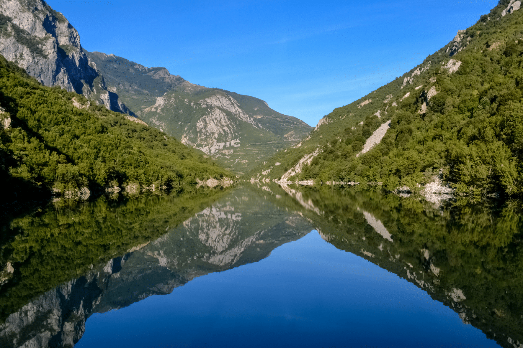 lac de Koman en Albanie
