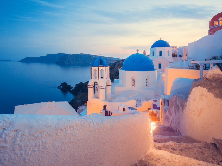 coucher de soleil sur les toits bleus Oia-Santorin- Cyclades voyager en couple au coucher de soleil sur les toits bleus d' Oia-Santorin- Cyclades