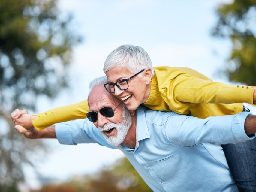couple senior souriant couple après 50 ans souriant complice