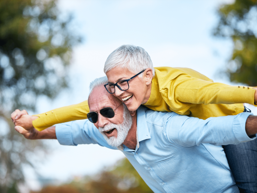 couple après 50 ans souriant complice