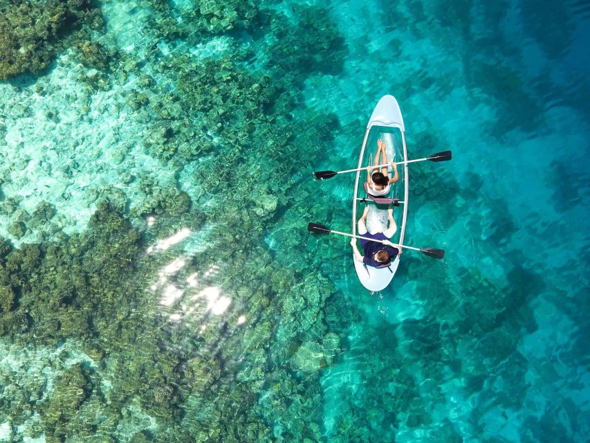 couple dans un kayak sur un lagon voyager en couple après 50 ans dans un kayak à fond transparent sur un lagon